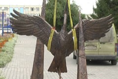 В центре Шадринска появился журавль