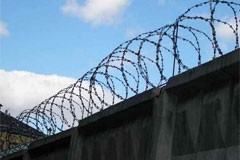 Сотрудник следственного изолятора обвиняется в приобретении и хранении наркотиков в особо крупном размере