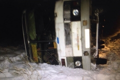 В Шадринском районе на нерасчищенной от снега дороге автобус упал на бок