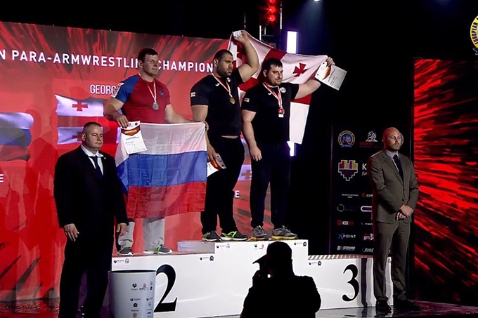 Зауральские тяжеловесы завоевали медали чемпионата Европы по армрестлингу