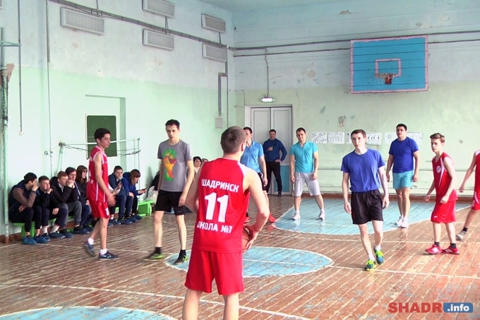 Школьники сыграли в баскетбол с сотрудниками прокуратуры