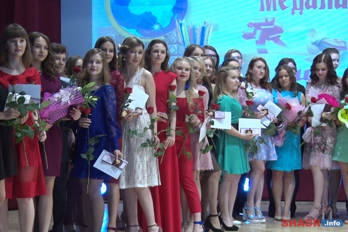 Выпускники-отличники получили золотые медали