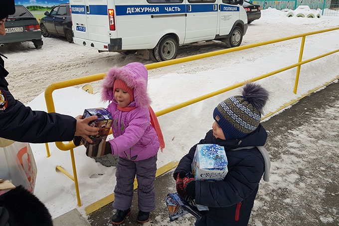 Сотрудники полиции поздравили детей в Новым годом