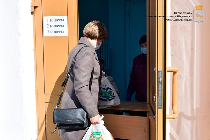 В школах начали выдавать продуктовые наборы