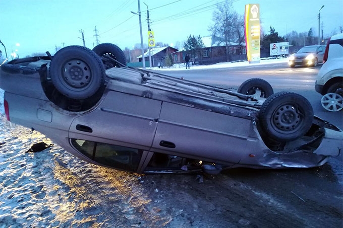 В Шадринске перевернулась легковушка после наезда на стоящий автомобиль