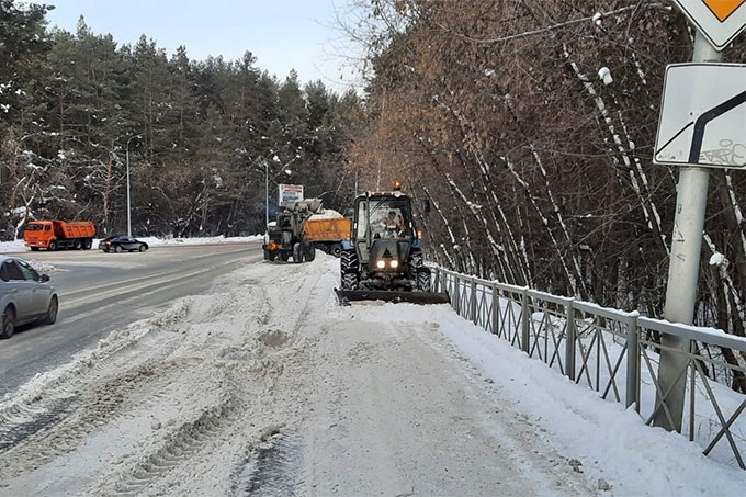 В Шадринске продолжается уборка снега