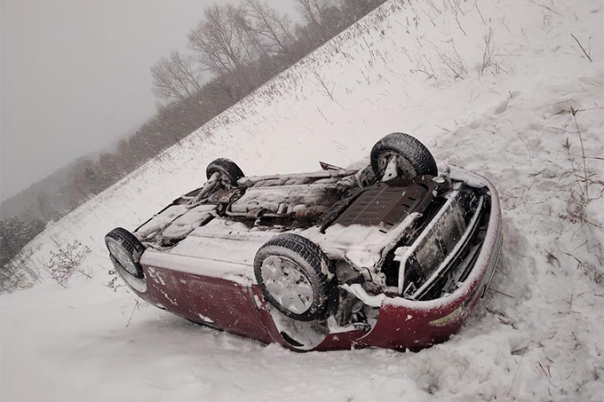 Во время снегопада водитель допустил съезд с дороги