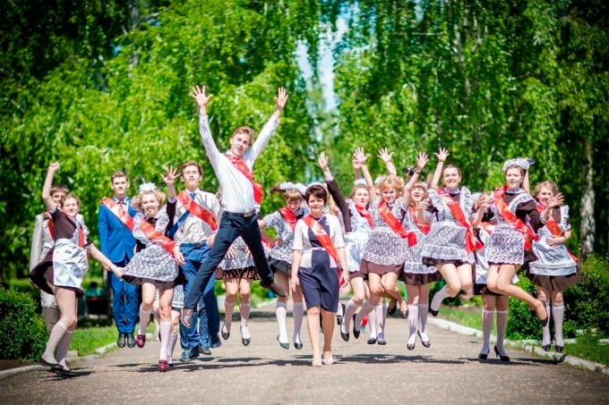 Последние звонки и выпускные в школах пройдут в очном формате