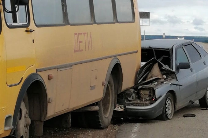 Водитель легкового автомобиля допустил столкновение с автобусом