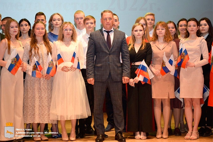 52 шадринских выпускника получили медали «За особые успехи в учении»