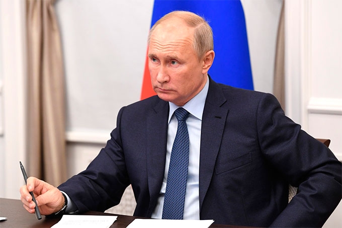 Путин поручил проиндексировать зарплату бюджетникам