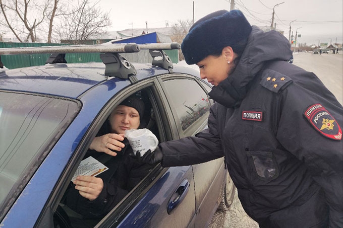 Праздничный патруль поздравил водителей Курганской области