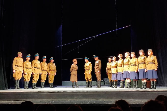 В Шадринском театре состоялась премьера спектакля «Я люблю тебя, эскадрилья!»