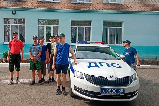 Шадринские полицейские и общественники навестили подопечных воспитанников детского дома-интерната