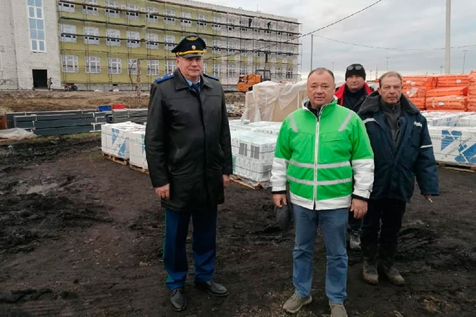 Зампрокурора Курганской области Алексей Волков проконтролировал строительство новой школы в Шадринске