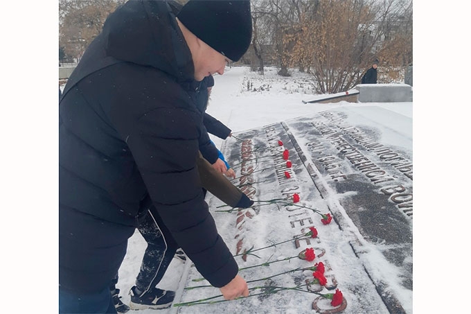Шадринские студенты возложили цветы к Мемориалу воинам-шадринцам, погибшим в годы ВОВ