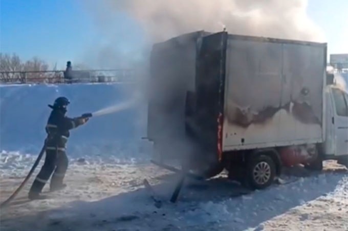 Сразу два автомобиля загорелись в Кургане по улице Климова