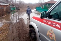 Росгвардейцы оказывают помощь пострадавшим от паводка жителям Куртамыша