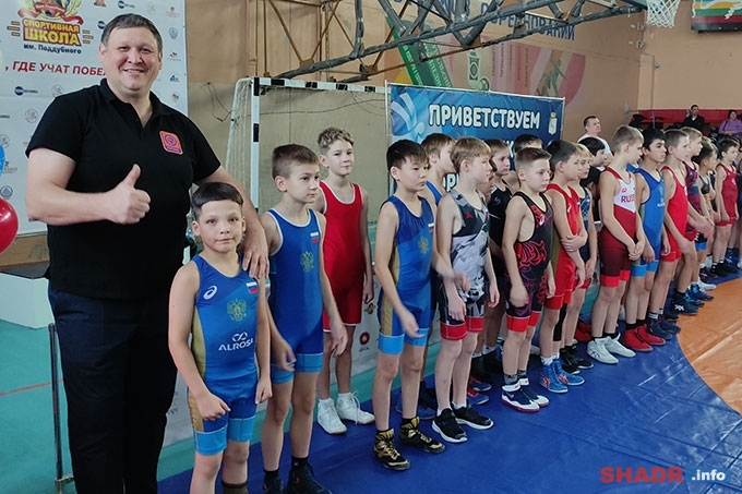 XIX турнир по греко-римской борьбе на призы Деда Мороза и Снегурочки собрал спортсменов с соседних регионов