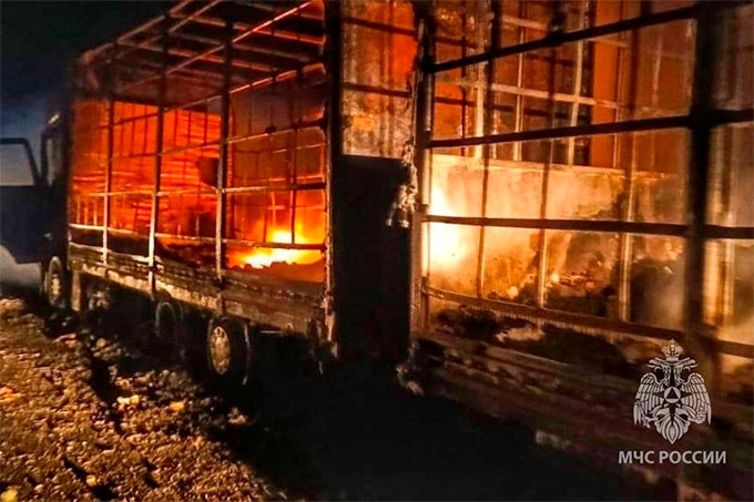 Зауральские огнеборцы тушили фуру с продуктами