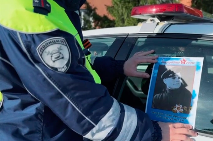 «Бессмертный автополк» украсил служебные автомобили госавтоинспекторов Курганской области