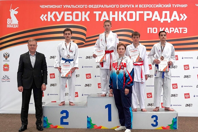 Кубок Танкограда завоевали шадринские каратисты