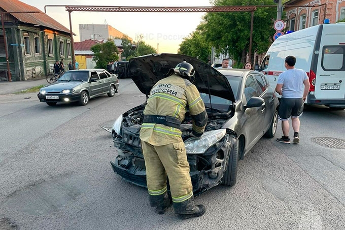 В Шадринске после столкновения двух легковушек потребовалась помощь спасателей