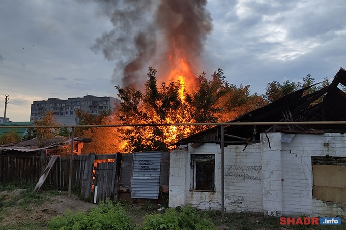 В Шадринске тушили надворные постройки