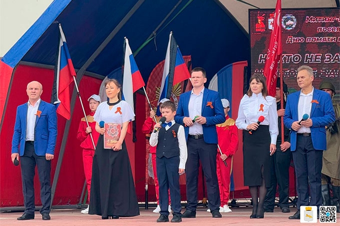 Шадринцы возложили цветы к Вечному огню