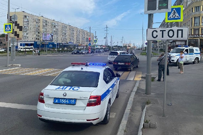 В Кургане 12-летнего подростка на самокате сбил легковой автомобиль