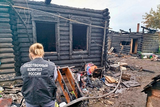 Двое взрослых и ребенок погибли в огне в частном доме в Курганской области