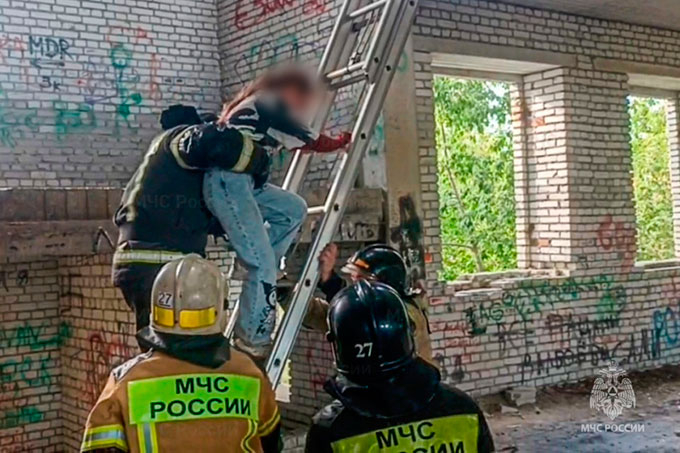 11-летнюю девочку спасатели вызволили из высотного плена в Кетовском МО