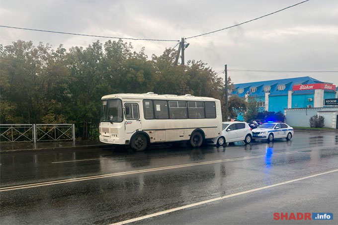 В Шадринске водитель городского автобуса столкнулся с учебным автомобилем