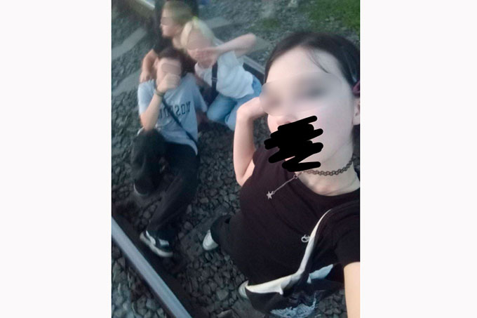 Фотосессия школьниц на железнодорожных путях спровоцировала остановку грузового состава в Курганской области