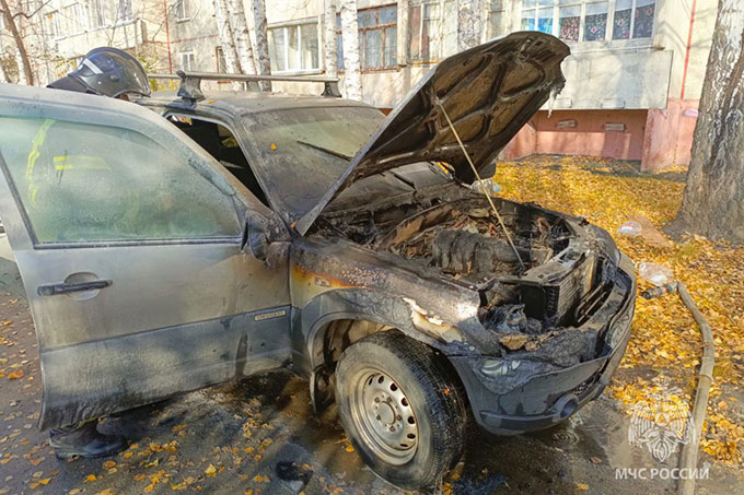 70-летний курганец госпитализирован после попытки самостоятельно потушить горящий автомобиль