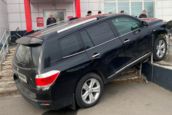 2 ребенка пострадали в результате наезда автомобиля на тротуаре в Половинском МО
