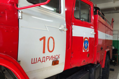 Ликвидирован крупный пожар в нежилом доме в Шадринске