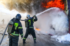 В Кургане тушили крупный пожар на складе