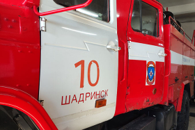 В Шадринске тушили легковой автомобиль